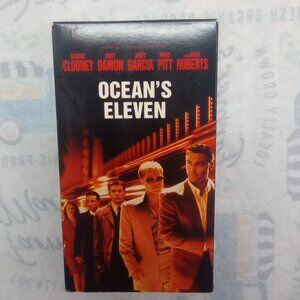 Ocean's Eleven VHS Tape – George Clooney, Brad Pitt, Julia Roberts – 2001 Crime